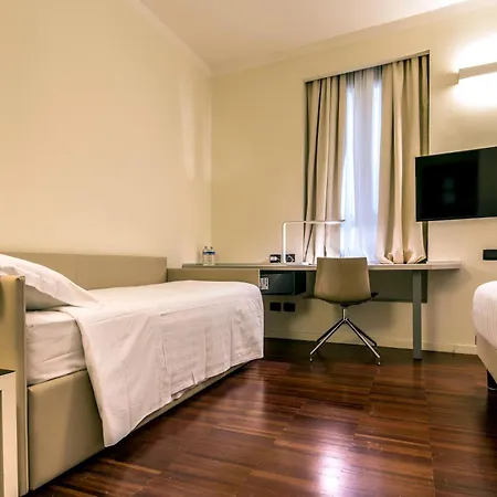 Hotel 43 Station 3*