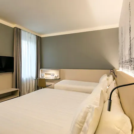 Hotel 43 Station 3*