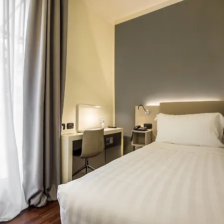 Hotel 43 Station 3*