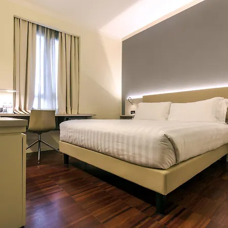 Hotel 43 Station 3*