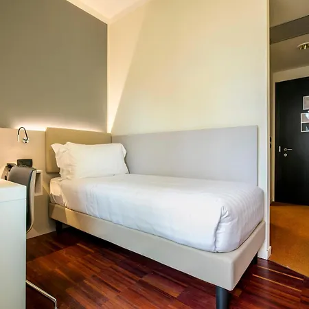 Hotel 43 Station 3*