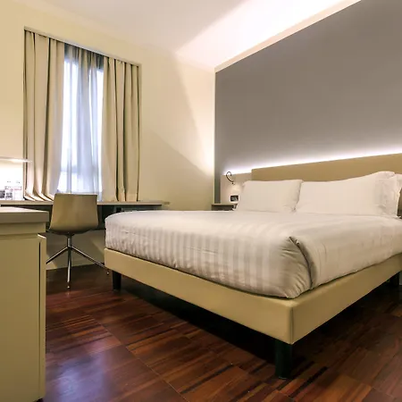 מלון 43 Station 3*