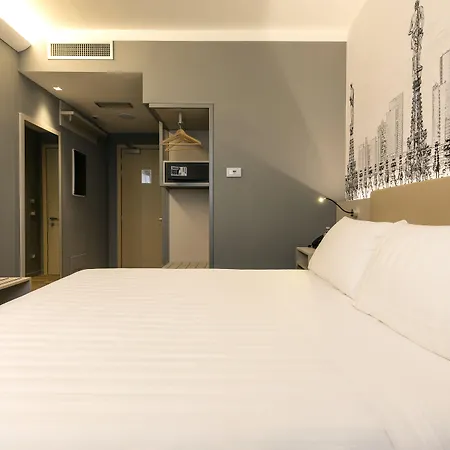 מלון 43 Station 3*