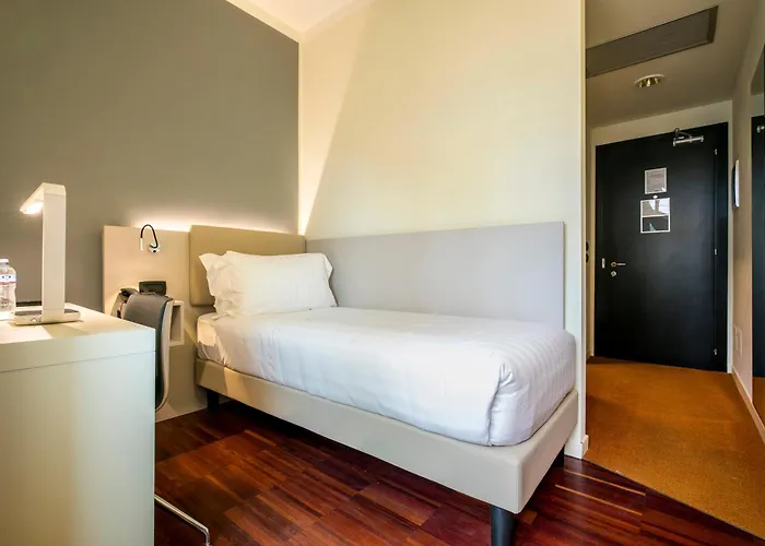 Hotel 43 Station 3*
